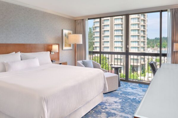 wi-yvrwi-king-guest-room-08252_Classic-Hor