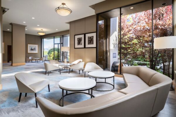 wi-yvrwi-meeting-marine-foyer-29061_Classic-Hor